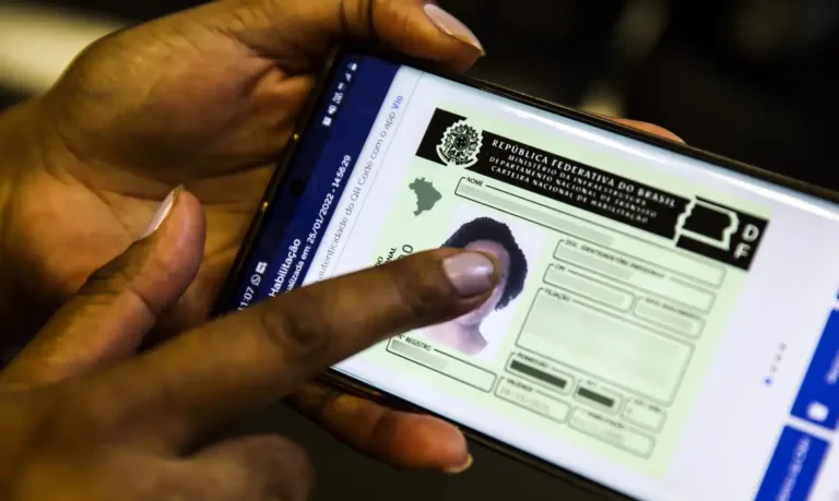 Lula sanciona lei que usa multas de trânsito para CNH de baixa renda