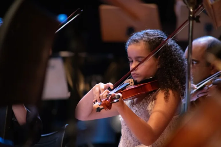 Orquestras Infantil Mozart e Sinfônica Pedro Ludovico Teixeira Se Apresentam no Teatro Escola Basileu França.