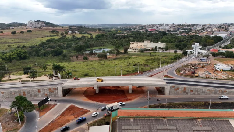 Viaduto Portal da Fé, em Trindade, próximo da conclusão.