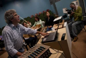 Beto Strada realiza oficina inédita de dublagem em Goiânia com vivência prática no Teatro Carlos Moreira