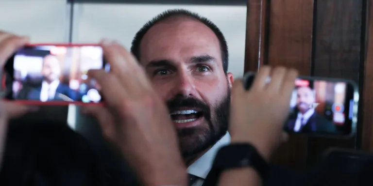 Eduardo Bolsonaro diz que não vai renunciar ao mandato de deputado