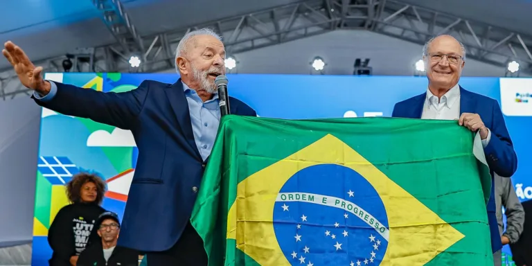 Lula chama Trump "para conversar" e reafirma que Brasil tenta negociar