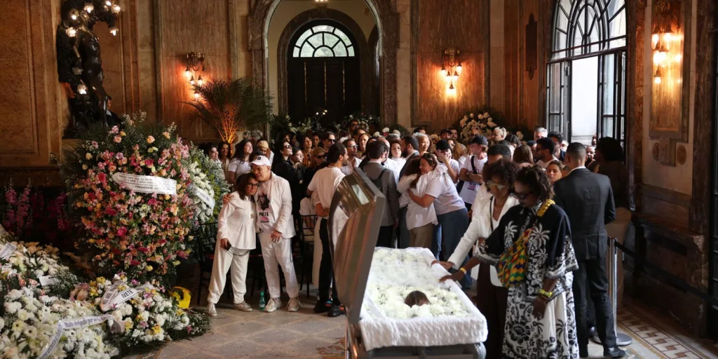 Preta Gil é velada no Theatro Municipal do Rio de Janeiro