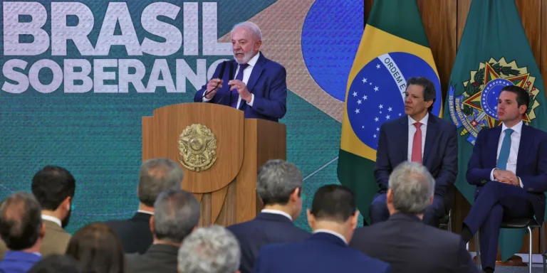 "Mundo está ávido para fazer negociação com o Brasil", afirma Lula
