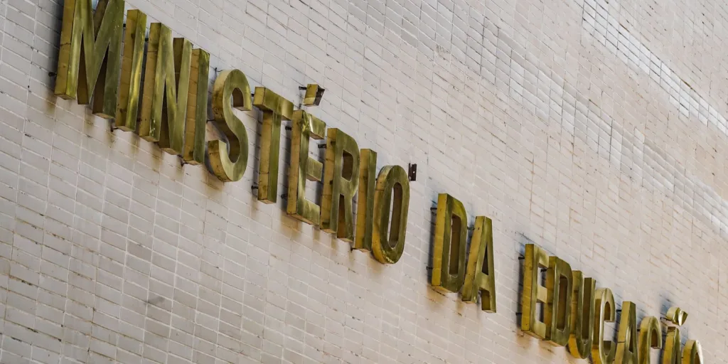 MEC lança curso de 180 horas para professores do ensino médio público