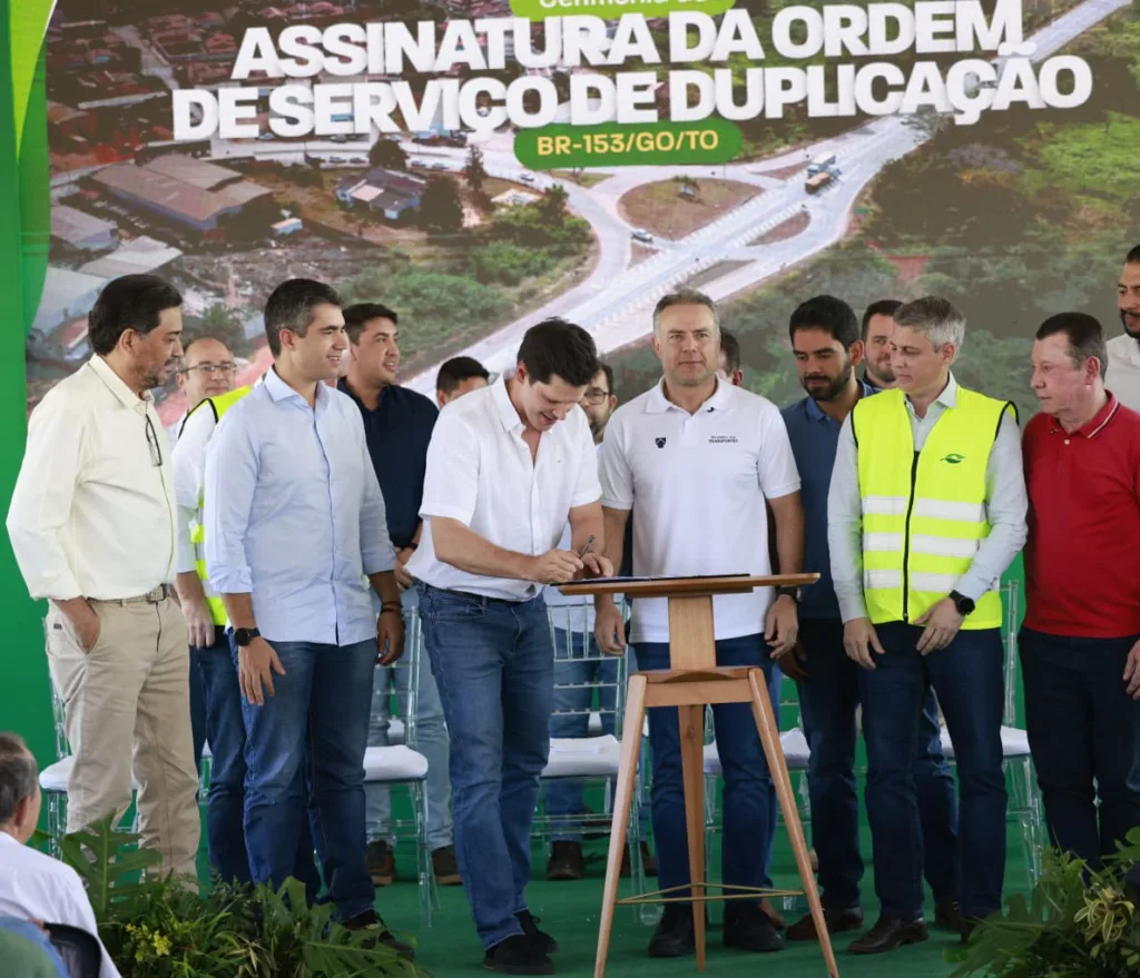 Daniel Vilela na assinatura da ordem de serviço da duplicação da BR-153