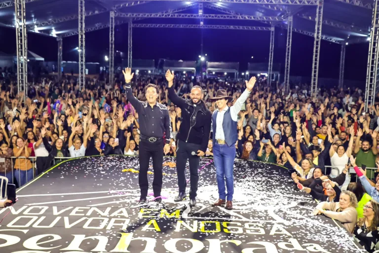 Show de Di Paullo e Paulino leva centenas de fiéis à Novena da Assunção e arrecada grande volume de óleo para ações sociais