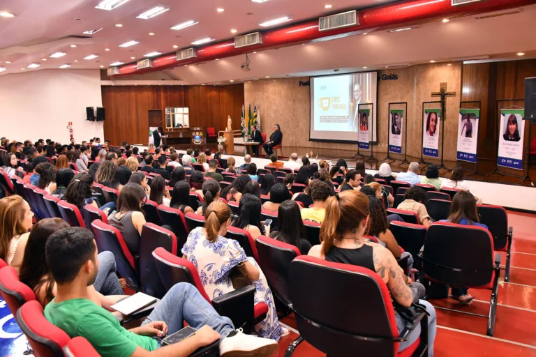 Crie 1 opção de título baseado no conteúdo a seguir, retorne apenas com o título sem frases suas: 
					No último sábado, 13 de setembro, a Arquidiocese de Goiânia realizou a celebração do Jubileu dos Universitários, encerrando uma programação marcada por espiritualidade e reflexão. Entre os dias 10 e 12, aconteceu o Tríduo preparatório, que proporcionou aos jovens momentos significativos de encontro e aprofundamento.
No primeiro dia, os participantes conheceram mais sobre a atuação da Pastoral Universitária, conduzidos pelo Padre João Paulo dos Santos, assessor do Setor Universidades da CNBB. O segundo dia foi dedicado ao diálogo com Dom Danival Milagres, bispo auxiliar de Goiânia, que compartilhou palavras de incentivo e escuta com os universitários. Já no terceiro dia, os jovens se reuniram para rezar a Lectio Divina, vivenciando a meditação da Palavra de Deus em comunidade.
A programação culminou no dia 13 com a caminhada jubilar pelas ruas do Setor Universitário, seguida pela celebração da Santa Missa, presidida por Dom Danival Milagres, encerrando o Jubileu com fé e alegria.
Fotos: Weslley Cruz /DICOM