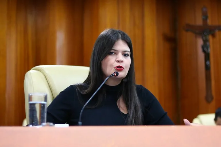 Aava Santiago protocola representação contra Sargento Novandir no Conselho de Ética da Câmara