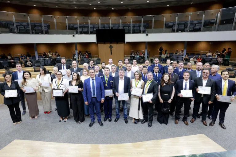 Alego homenageia personalidades da aviação em sessão solene