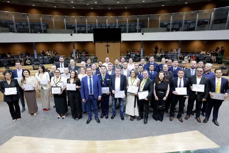 Alego homenageia personalidades da aviação em sessão solene