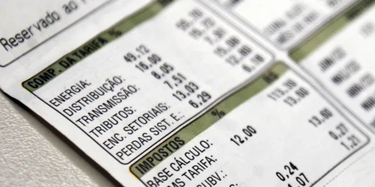 Aneel reduz bandeira para vermelha 1 na conta de luz em outubro
