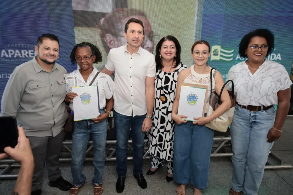Aparecida Legal entrega 83 escrituras e garante moradia para famílias de 18 bairros