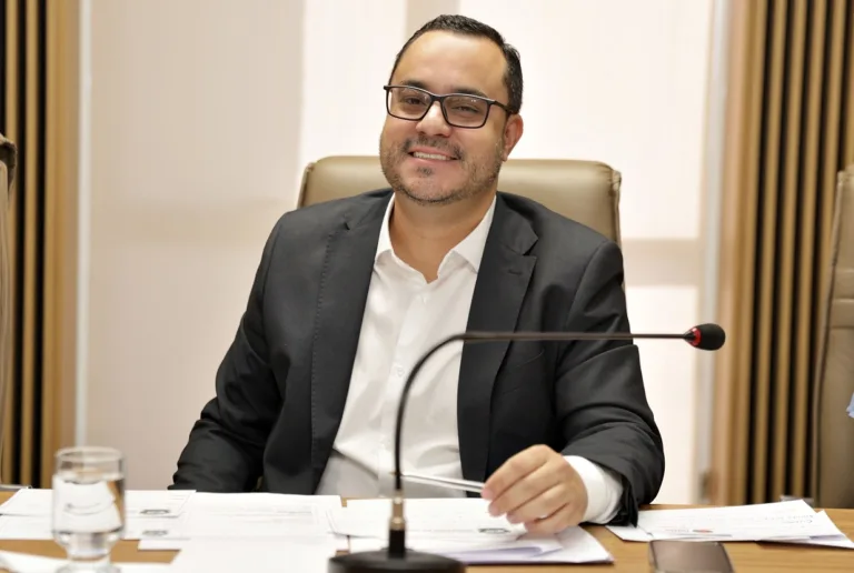 Aparecida de Goiânia propõe Selo "Empresa Amiga da Mulher" para empregadores que contratarem vítimas de violência.