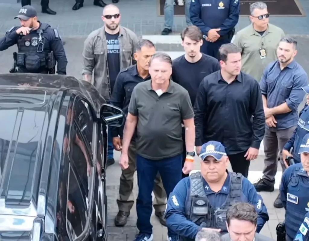 Bolsonaro deixa hospital em Brasília após remoção de lesões e tratamento de anemia