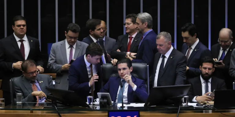 PEC da blindagem é aprovada por deputados e vai ao Senado 
