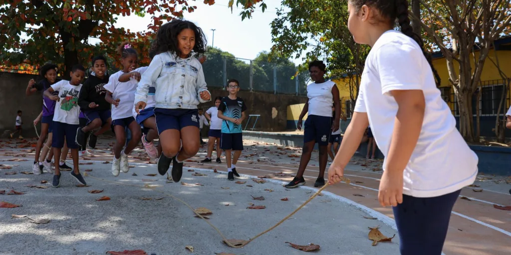 Sem celulares, desempenho escolar e socialização melhoram no Rio