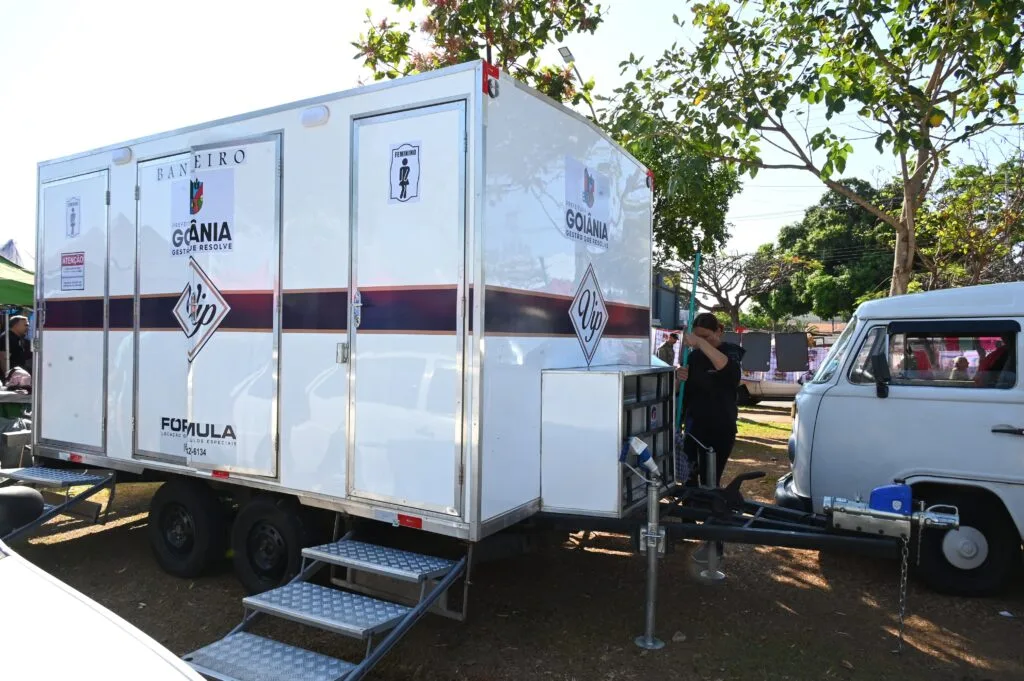 Mabel entrega banheiros climatizados nas feiras do Parque Atheneu e Vila Pedroso