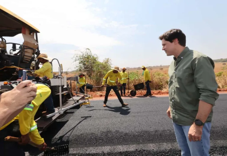 Daniel Vilela vistoria obras da GO-184 em Aporé