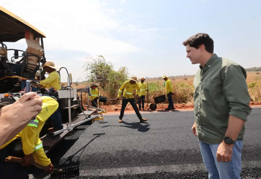 Daniel Vilela vistoria obras da GO-184 em Aporé