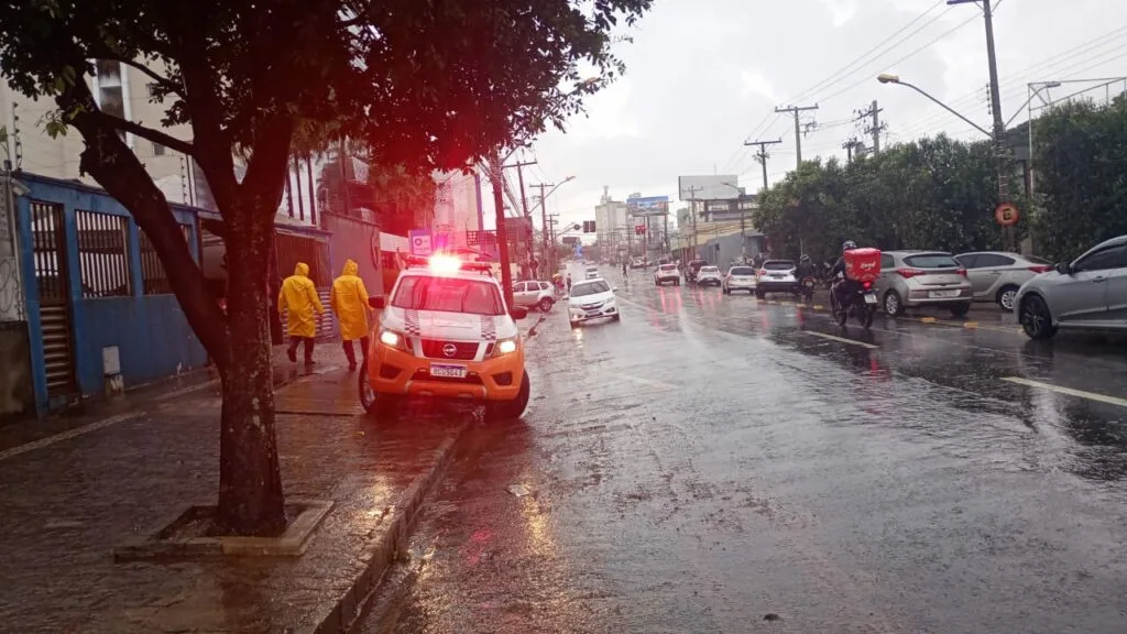 Goiânia segue em alerta amarelo e Defesa Civil dá dicas de segurança durante às chuvas
