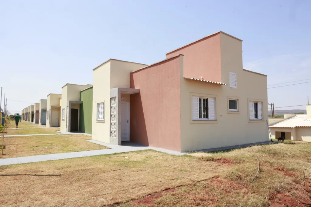 Governo entrega 30 casas a custo zero em Itarumã