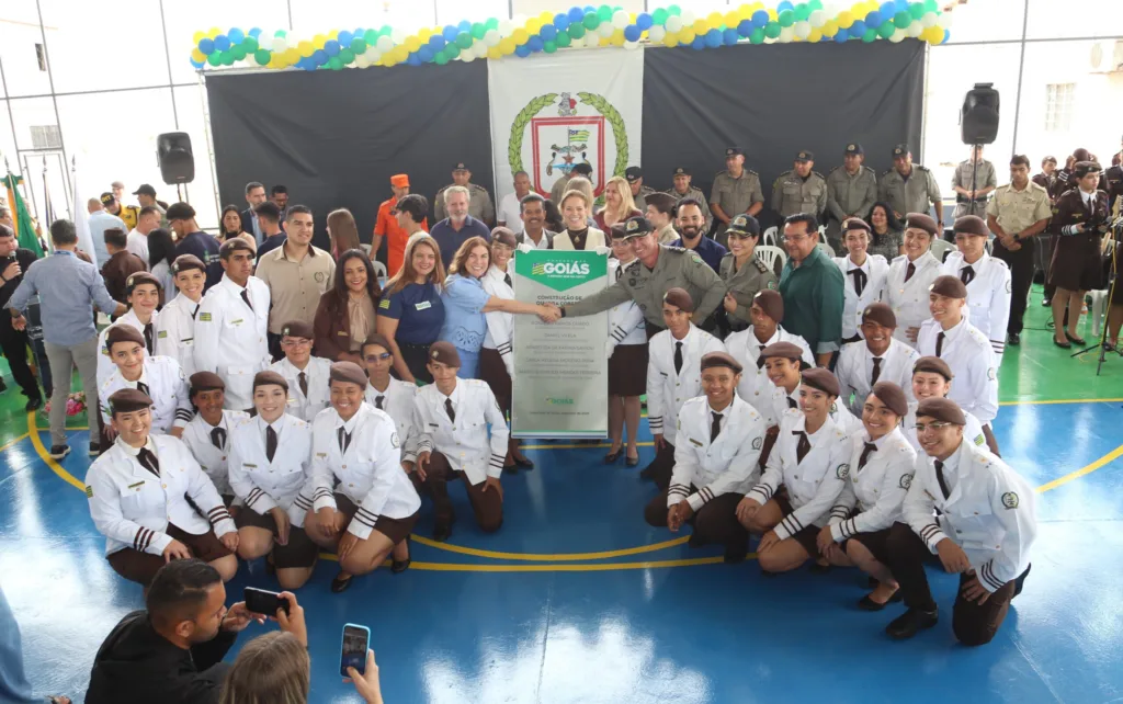 Em Valparaíso, Colégio da PM Fernando Pessoa tem nova quadra esportiva