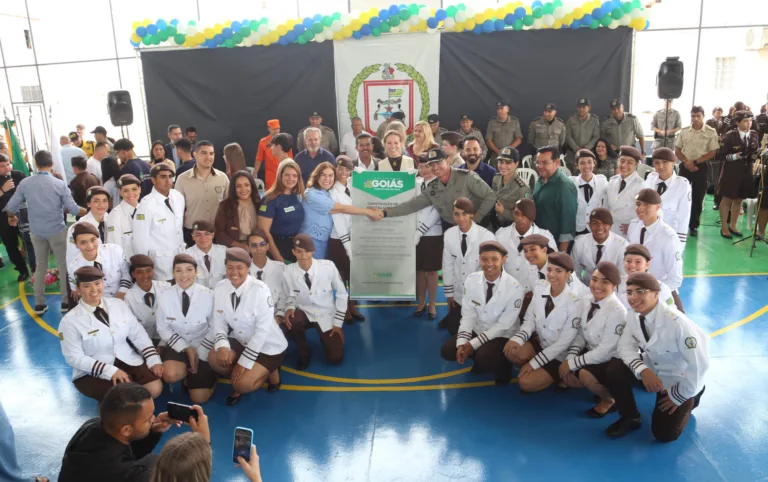 Em Valparaíso, Colégio da PM Fernando Pessoa tem nova quadra esportiva