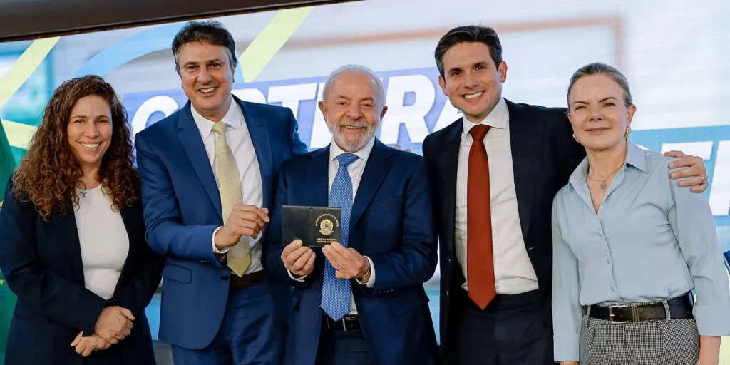 Lula sanciona lei que cria Carteira Nacional do Professor
