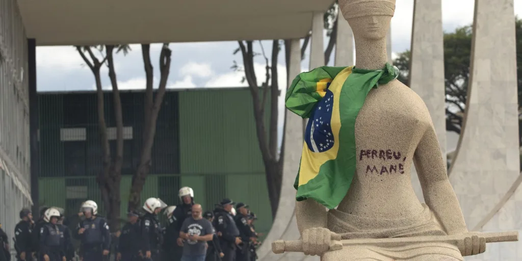 8/1: Moraes mantém prisão domiciliar de mulher que pichou estátua