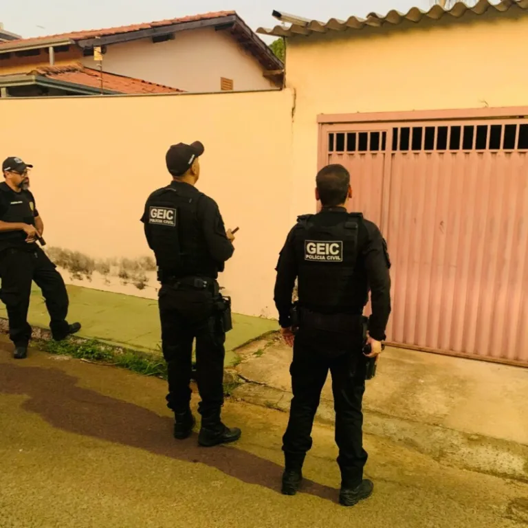 Polícia prende ex-funcionária por fraudar pagamentos de empresa