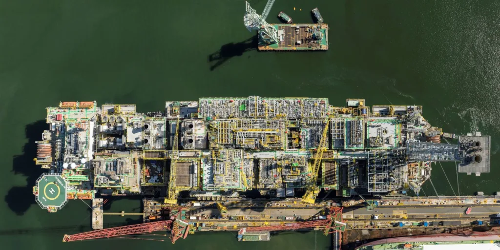 Nova plataforma chega ao pré-sal e pode aumentar produção em 20%