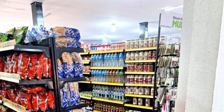 Em Nerópolis, Procon apreende mais de 400 produtos vencidos