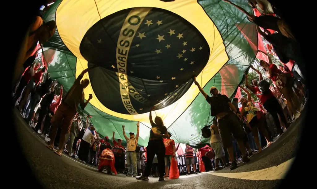 Protestos Nacionais Contra a PEC da Blindagem e Anistia a Bolsonaro Mobilizam Artistas e Cidades