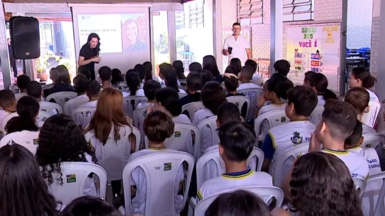 TV Brasil Central atende alunos com reportagens e palestra sobre redes sociais