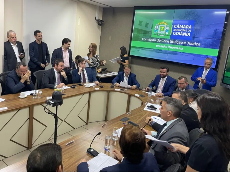 Reajuste de 4,83% para servidores de Goiânia avança na Câmara após aprovação na CCJ