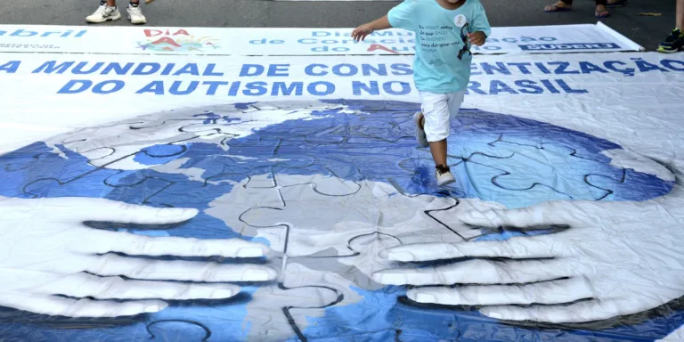 Autismo: nova linha de cuidado pede teste a partir dos 16 meses