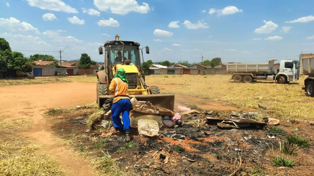Comurg faz limpeza e roçagem na Vila Finsocial e mais 34 bairros nesta semana para prevenir transtornos no período chuvoso