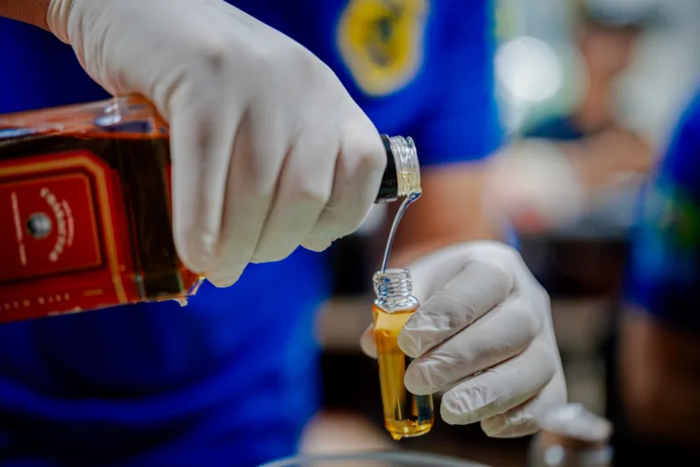 Crie 1 opção de título baseado no conteúdo a seguir, retorne apenas com o título sem frases suas: Operação integra o calendário de ações coordenadas pelos órgãos de defesa do consumidor em todo o país
    
A Prefeitura de Anápolis, por meio dos órgãos fiscalizadores Procon Anápolis, Vigilância Sanitária e Postura Municipal, participou nesta quarta-feira (8) de uma ação de fiscalização em bares da cidade. A Operação Salus, que ocorre em âmbito nacional, tem como objetivo identificar possíveis bebidas falsificadas, contrabandeadas ou fora das normas legais.



No primeiro dia da operação, três estabelecimentos foram autuados por comercializarem produtos com diversas irregularidades, como itens vencidos, mercadorias fora dos padrões e ausência de documentação obrigatória. Um estabelecimento foi interditado e o proprietário, conduzido à delegacia. Além disso, diversos produtos foram apreendidos para análise.



A verificação dos produtos foi conduzida pelas Polícias Civil, Militar e Técnico-Científica, além do Corpo de Bombeiros, e contou com o apoio da Postura Municipal, Vigilância Sanitária e do Procon Anápolis.



A operação integra o calendário de ações coordenadas pelos órgãos de defesa do consumidor em todo o país, assegurando o cumprimento do artigo 6º, inciso I, do Código de Defesa do Consumidor (Lei nº 8.078/1990), que garante o direito fundamental à saúde e à segurança nas relações de consumo.



Todas as ações fiscalizatórias foram realizadas em parceria entre os órgãos do município, com independência e responsabilidade, assegurando que os consumidores tenham acesso a produtos seguros, lícitos e em conformidade com a legislação brasileira.