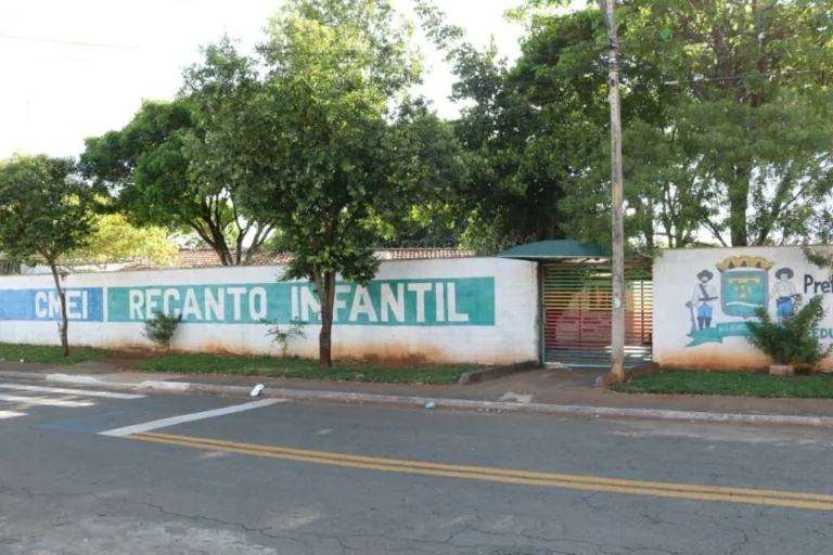 Prefeitura de Goiânia demole imóvel abandonado atrás de Cmei na Vila Santa Tereza