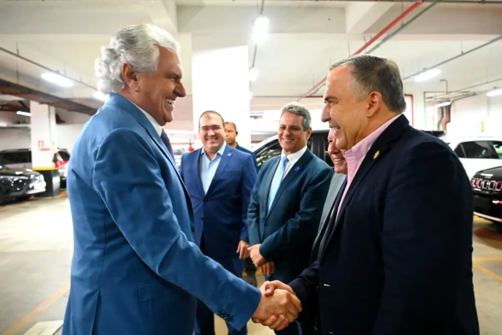 Mabel reafirma “força do cooperativismo” em entrega de Comenda pelo Sistema OCB/GO