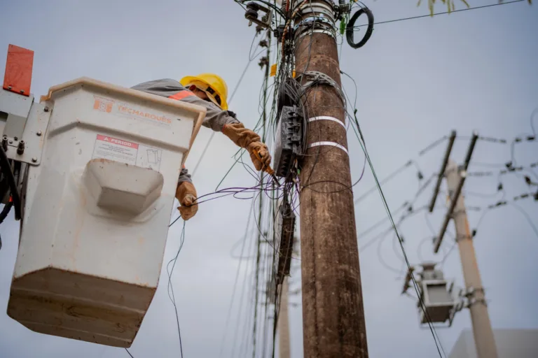Anápolis sanciona lei "João Victor" para regularização de fios em postes, com multas de até R$ 5 mil