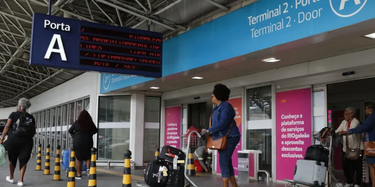 Aéreas flexibilizam remarcação de voos para RJ após operação policial