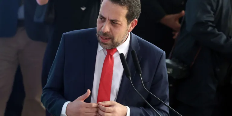 Cabeça do crime organizado não está no barraco da favela, diz Boulos