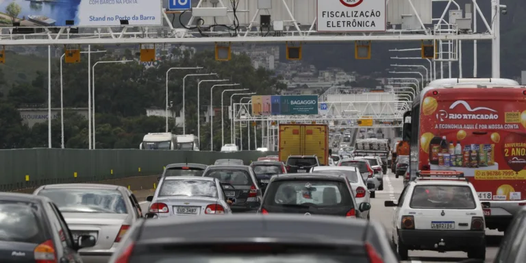 Carro é o principal meio de transporte para o trabalho, diz Censo