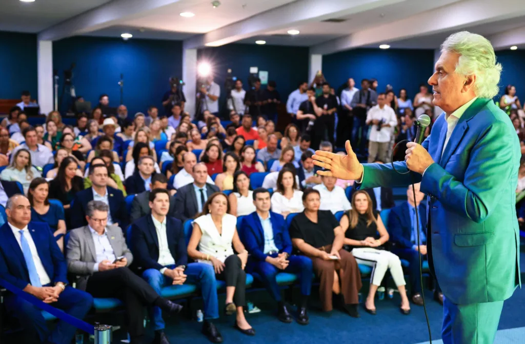 Caiado critica ação do PT no STF contra modelo de gestão de obras em Goiás