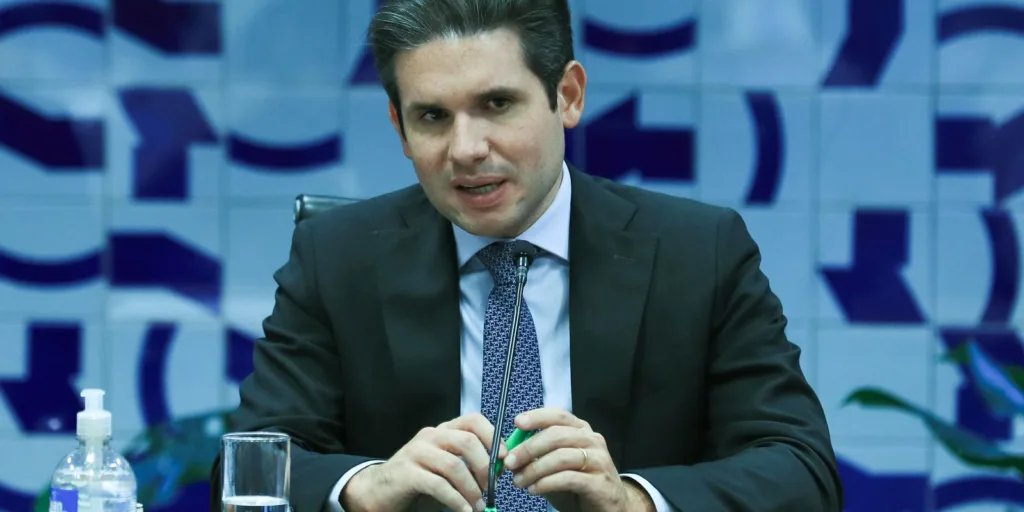 Hugo Motta confirma para hoje votação de isenção do Imposto de Renda