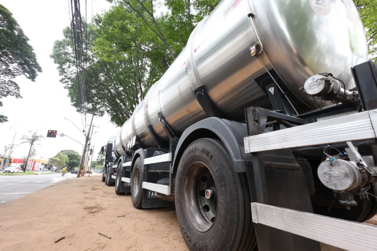 Carga irregular de óleo lubrificante é apreendida em Goiânia em operação da Economia