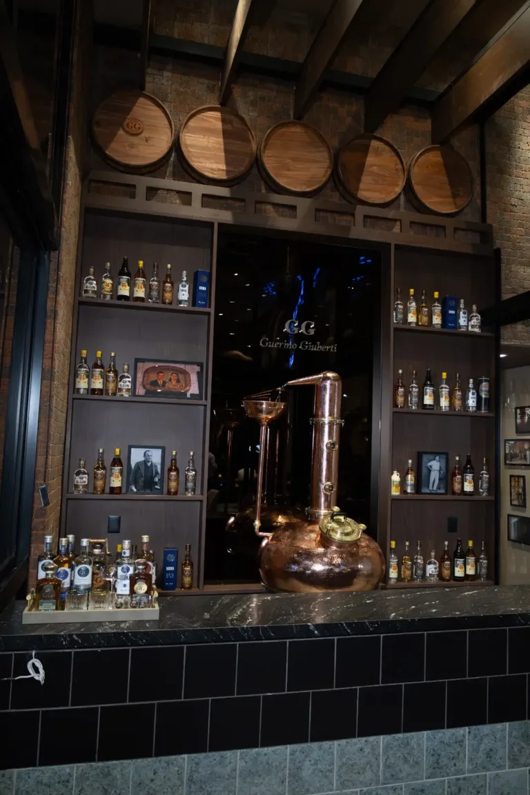 Casa GG Conceito eleva gastronomia e mixologia em Goiânia com produção autoral de destilados