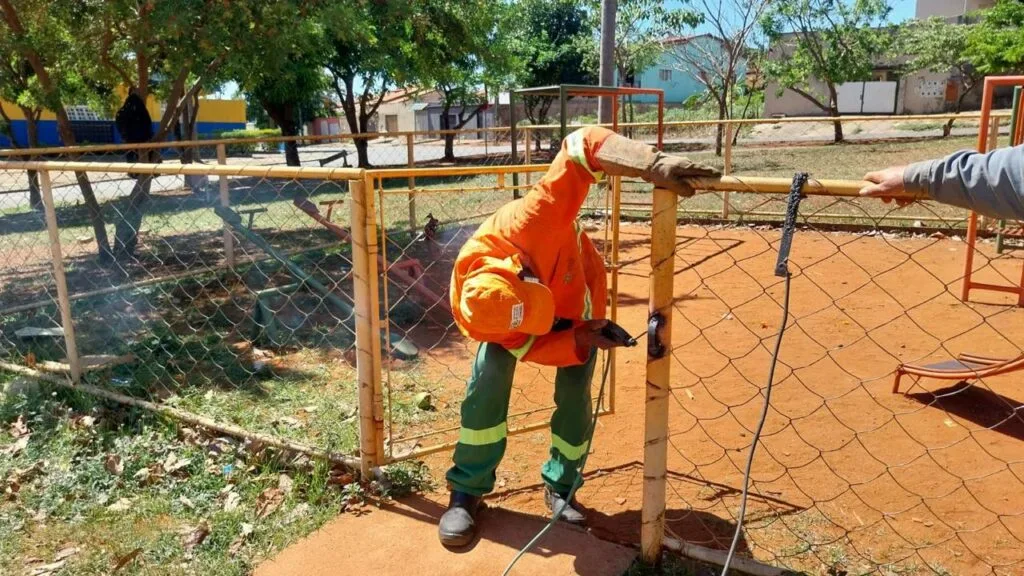 Comurg realiza manutenção e conservação, nesta terça-feira (28/10), em seis praças da capital